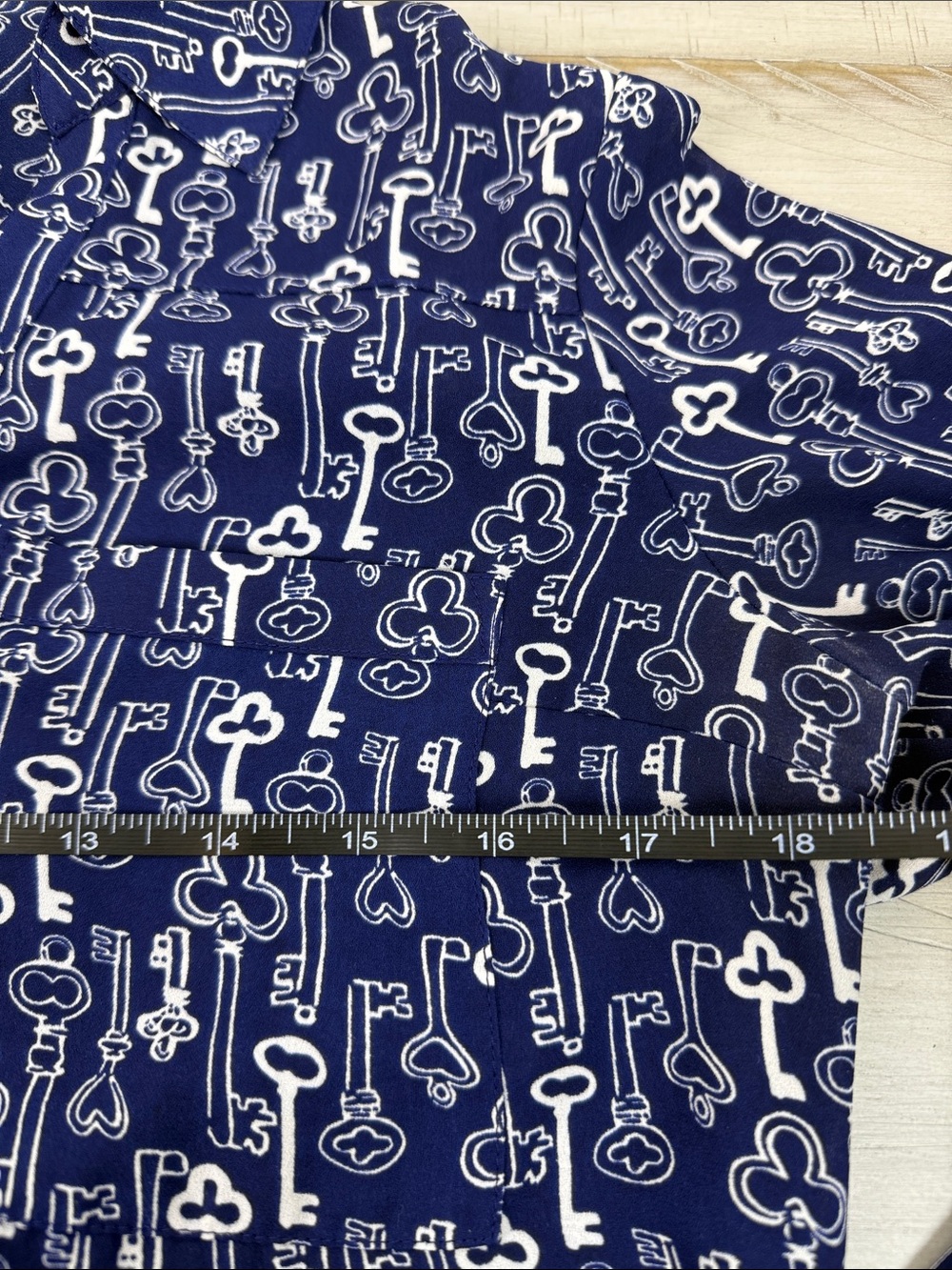 Express The Portofino Shirt Navy Blue White Skeleton Key Print Blouse M - Picture 4 of 7